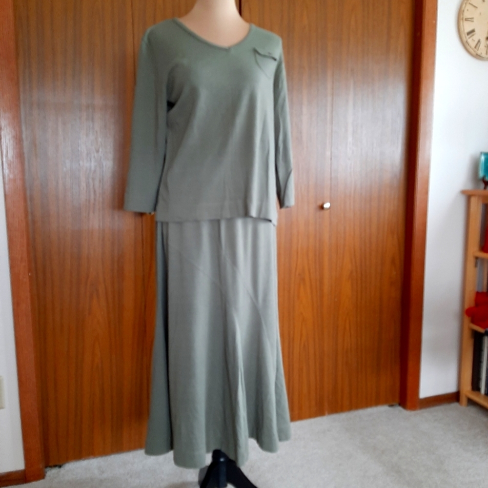 Northstyle skirt and top.  Olive green.  Medium 100% cotton